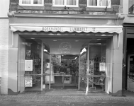 62756 Gezicht op de etalage van het winkelhuis 17 (De Literaire Boekhandel) te Utrecht, uit het oosten.